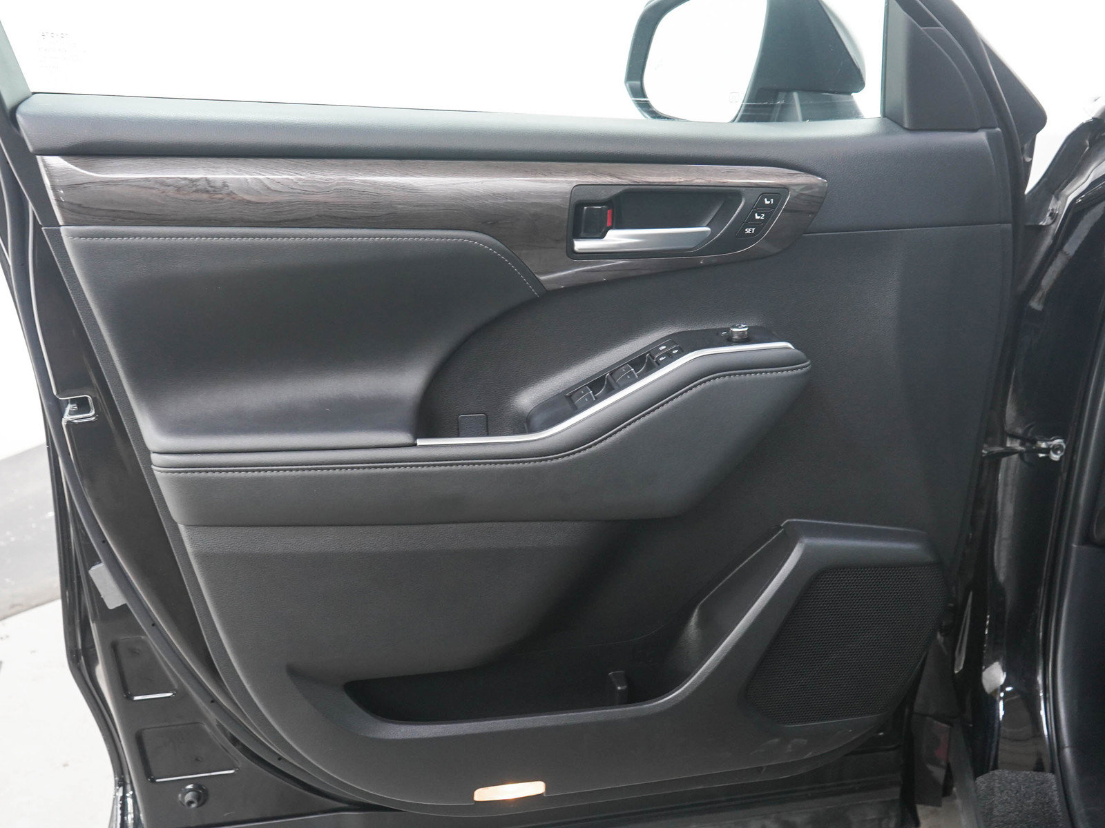 Used 2025 Toyota Highlander Platinum AWD/4WD image 22