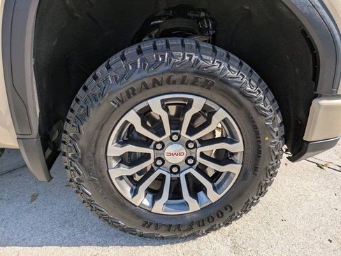 Used 2022 GMC Sierra 1500 AT4 w/ AT4 Premium Package image 11