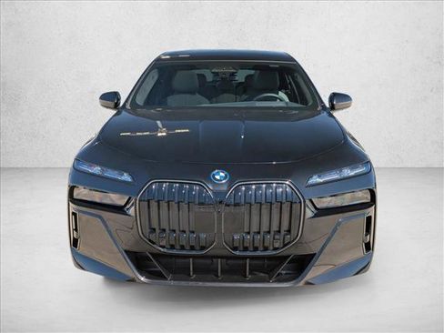 Used 2025 BMW 750e xDrive w/ Executive Package AWD/4WD image 2