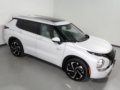 Used 2025 Mitsubishi Outlander SEL image 12