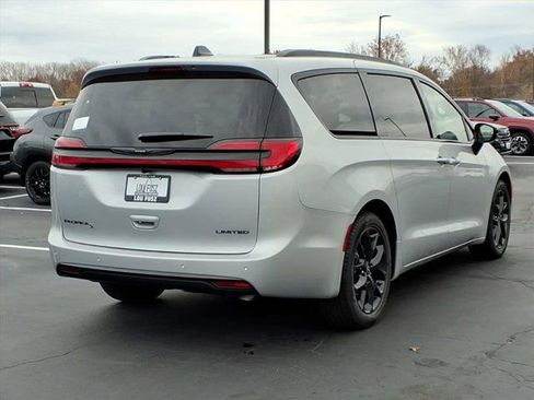 New 2026 Chrysler Pacifica Limited w/ S Appearance Package FWD image 18