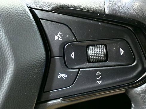 Used 2022 Chevrolet Bolt EUV LT w/ Comfort Package image 35