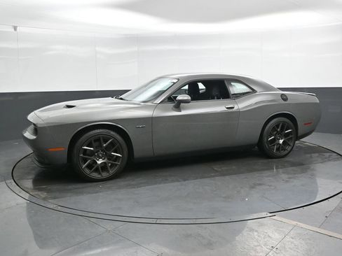 Used 2017 Dodge Challenger R/T RWD image 9