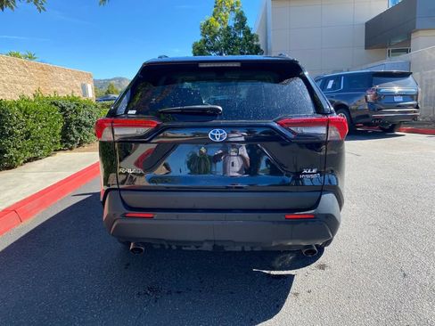 Used 2021 Toyota RAV4 XLE Premium image 9