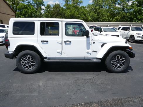 New 2026 Jeep Wrangler Unlimited Sahara AWD/4WD image 2