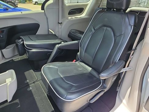 Certified 2024 Chrysler Pacifica Limited FWD image 8