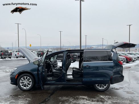 Used 2025 Chrysler Pacifica Select image 36