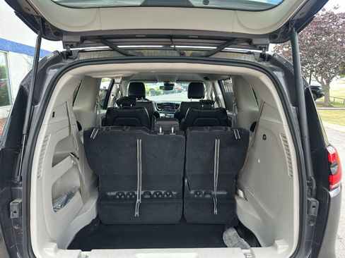 Used 2023 Chrysler Pacifica Touring-L FWD image 11