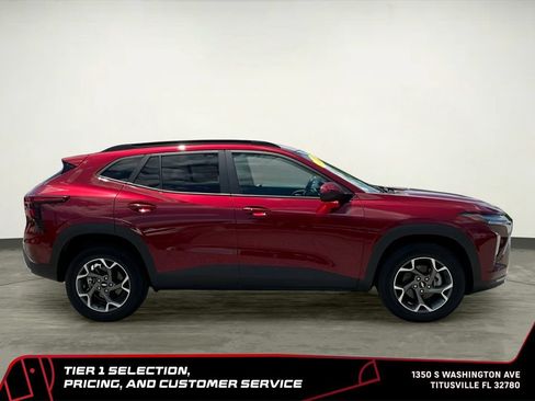 Used 2025 Chevrolet Trax LT w/ LT Convenience Package FWD image 12