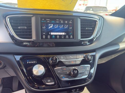 Used 2020 Chrysler Pacifica Touring w/ S Appearance Package FWD image 16