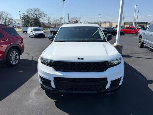 Used 2022 Jeep Grand Cherokee L Limited w/ Black Appearance Package AWD/4WD image 2