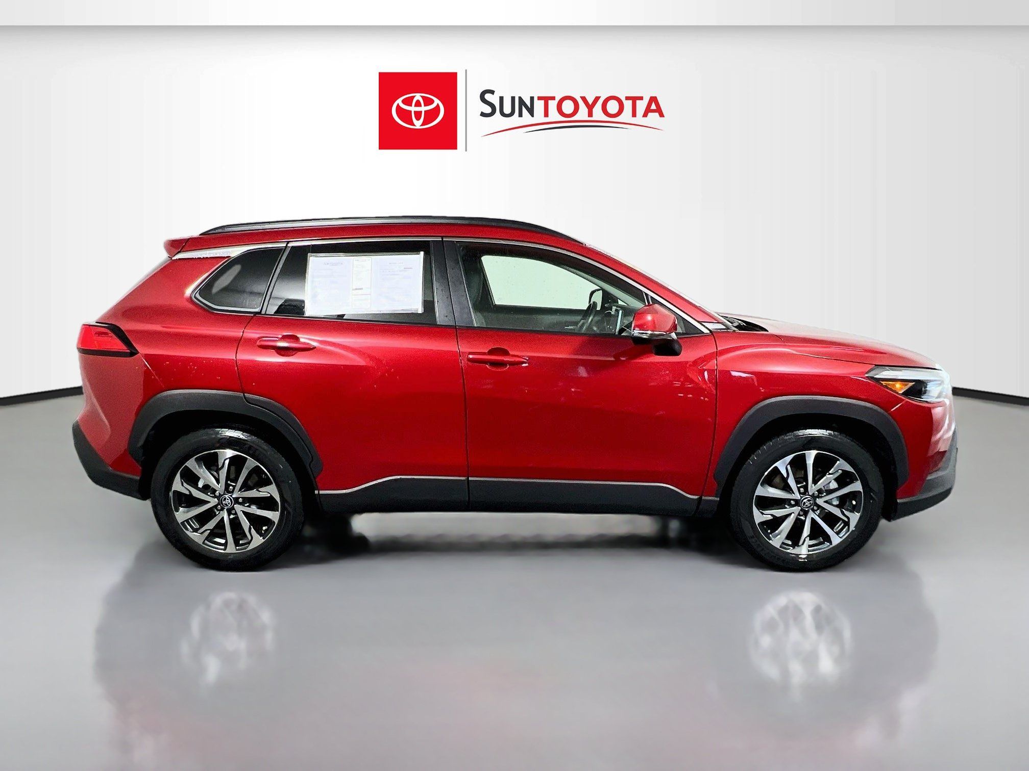 Used 2022 Toyota Corolla Cross XLE w/ Convenience Package FWD image 2