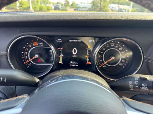 Used 2022 Jeep Wrangler Unlimited Sahara AWD/4WD image 30