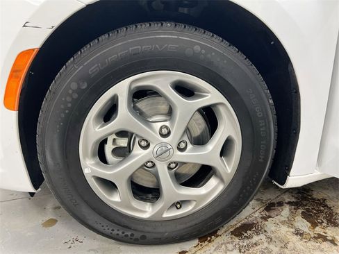 Used 2024 Chrysler Pacifica Limited image 29