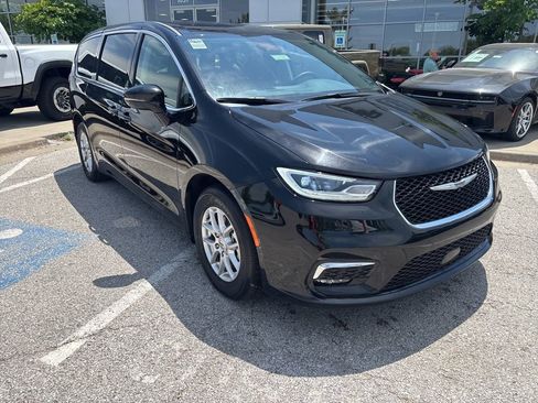 Used 2024 Chrysler Pacifica Touring-L FWD image 7