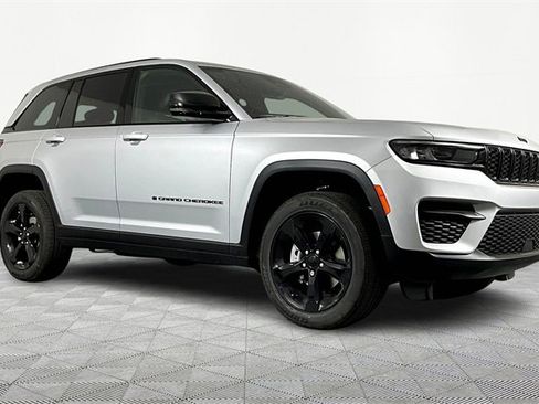 New 2025 Jeep Grand Cherokee Altitude image 3