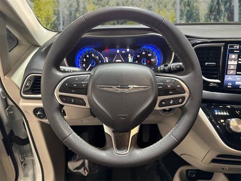 Used 2023 Chrysler Pacifica Touring-L FWD image 18