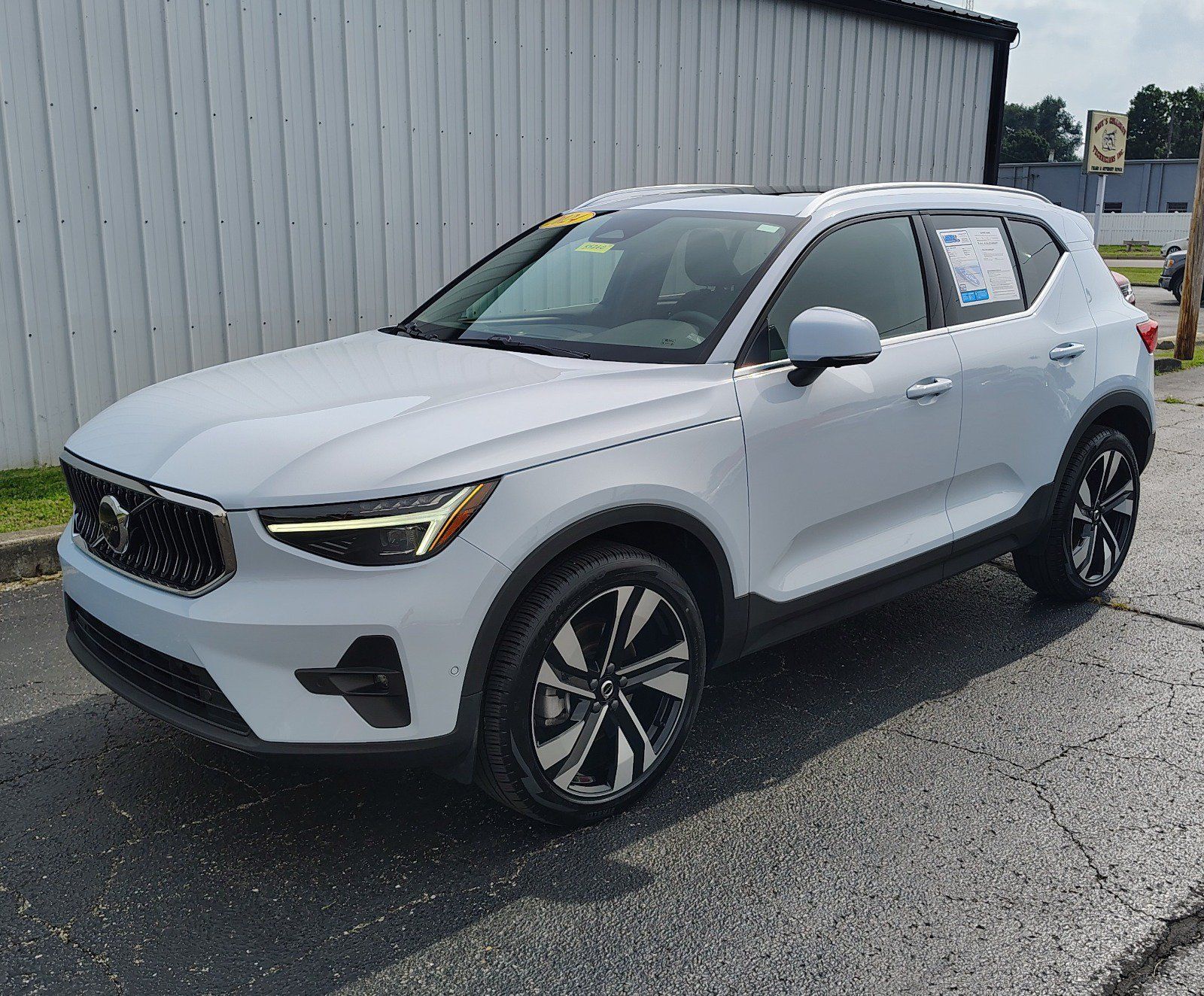 Used 2024 Volvo XC40 B5 Ultimate w/ Protection Package Premier AWD/4WD image 1