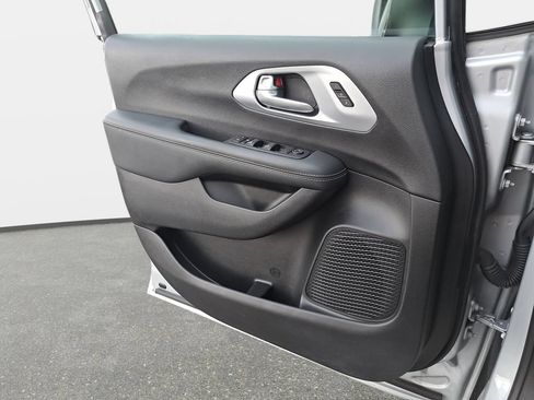 Certified 2023 Chrysler Pacifica Touring-L w/ Uconnect Theater Family Group AWD/4WD image 26