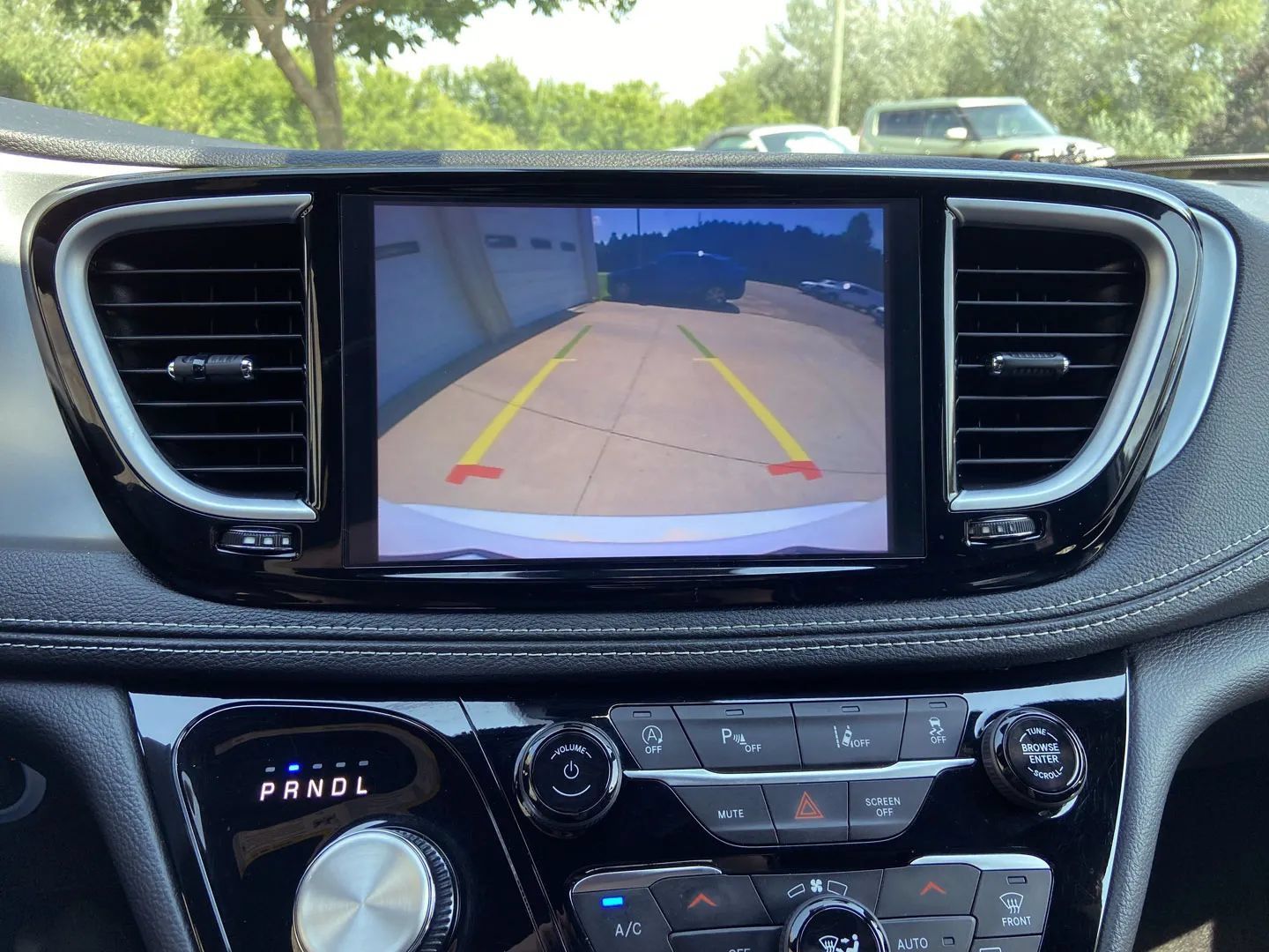 Used 2025 Chrysler Pacifica Limited FWD image 21