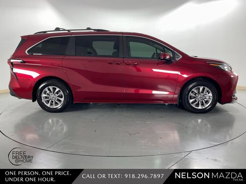Used 2023 Toyota Sienna LE image 5