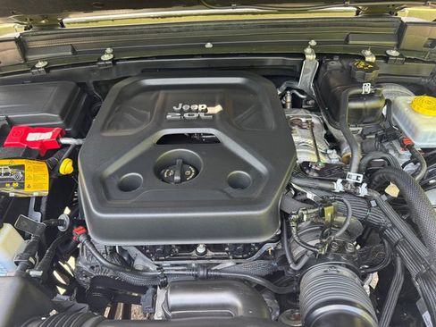 Used 2021 Jeep Wrangler Unlimited Sahara AWD/4WD image 9