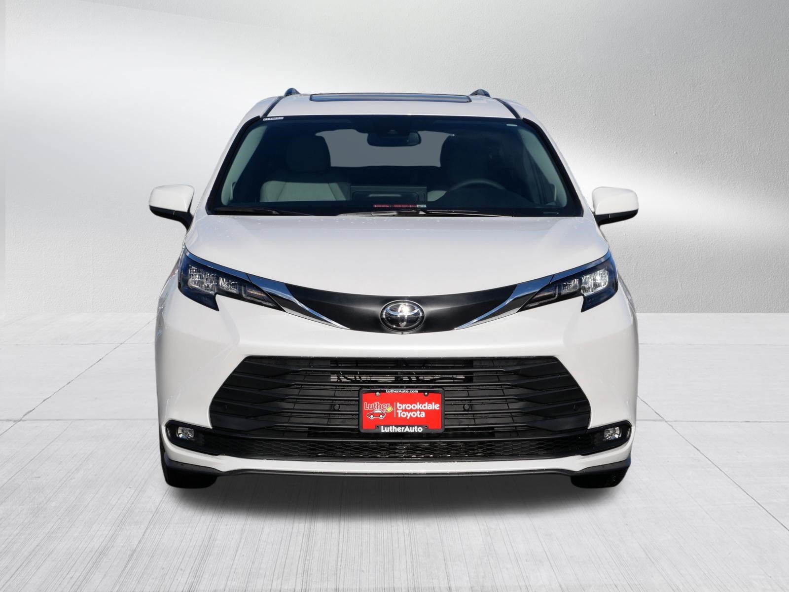 Certified 2026 Toyota Sienna XLE FWD image 2