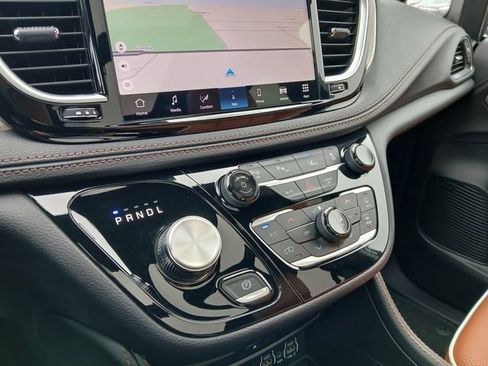 Used 2025 Chrysler Pacifica Pinnacle FWD image 26