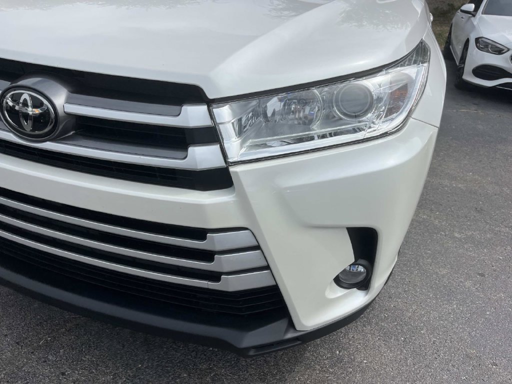 Used 2019 Toyota Highlander XLE FWD image 11