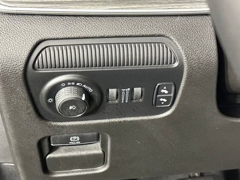 Used 2022 Jeep Wagoneer Series III w/ Premium Group I image 18