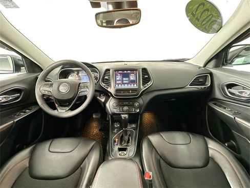 Used 2022 Jeep Cherokee Trailhawk image 3