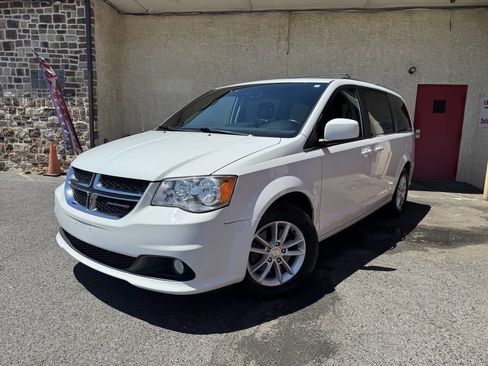 Used 2019 Dodge Grand Caravan SXT FWD image 2