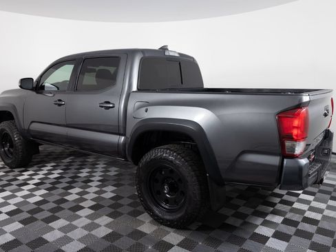 Used 2017 Toyota Tacoma TRD Off-Road w/ Premium & Technology Package AWD/4WD image 4