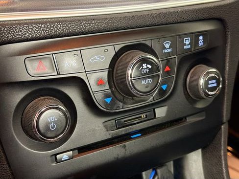 Used 2014 Dodge Charger SXT image 15