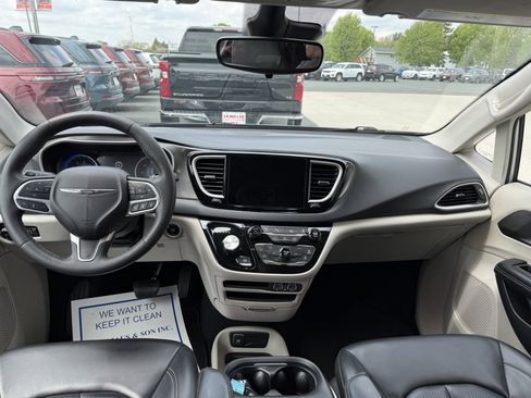Used 2023 Chrysler Pacifica Touring-L FWD image 21