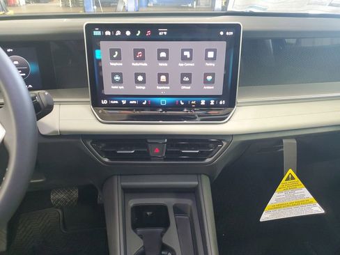 New 2025 Volkswagen Tiguan SE image 9