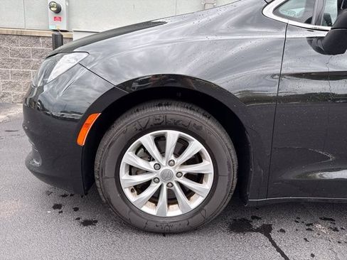 Used 2017 Chrysler Pacifica Touring w/ Tire & Wheel Group FWD image 7