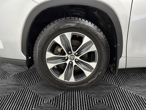 Used 2023 Toyota Highlander XLE AWD/4WD image 14