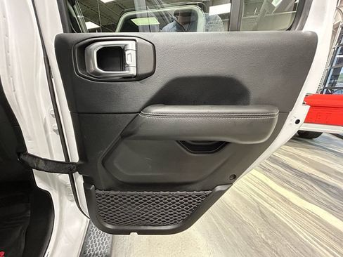 Used 2018 Jeep Wrangler Unlimited Sahara AWD/4WD image 40