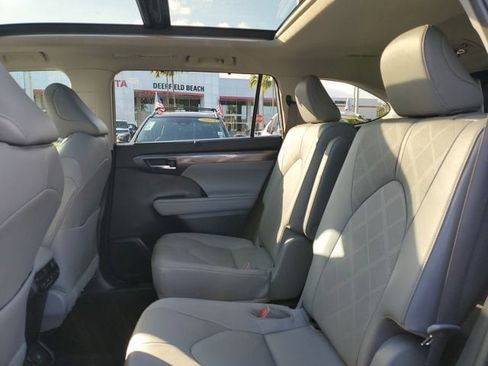 Used 2023 Toyota Highlander Platinum image 9
