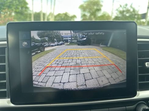 Used 2025 Hyundai Venue SEL FWD image 24