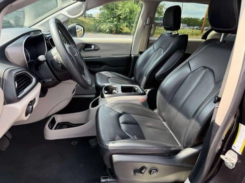 Used 2023 Chrysler Pacifica Touring-L FWD image 18