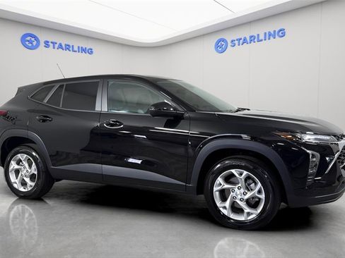 Used 2024 Chevrolet Trax LS w/ LS Convenience Package image 12