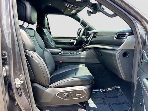 Used 2024 Jeep Wagoneer Series II w/ Flexible Seating Group RWD image 30