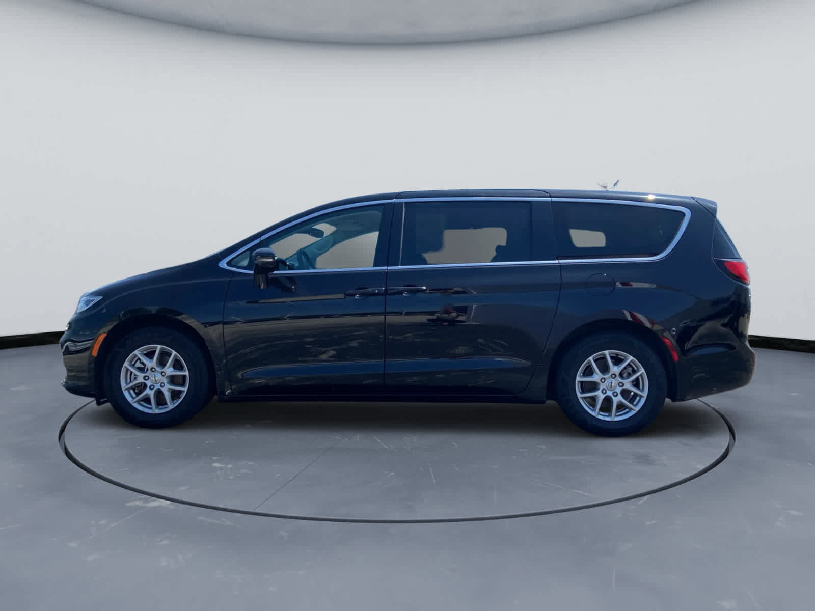 Used 2024 Chrysler Pacifica Touring-L FWD image 2