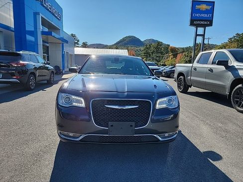 Used 2018 Chrysler 300 Touring L image 2