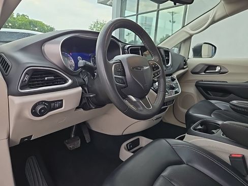 Used 2023 Chrysler Pacifica Touring-L FWD image 35