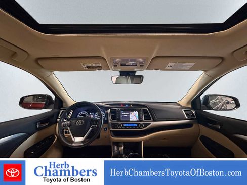 Used 2019 Toyota Highlander XLE AWD/4WD image 6