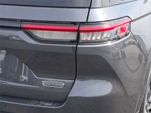 Certified 2022 Jeep Grand Cherokee Overland w/ Luxury Tech Group IV AWD/4WD image 17