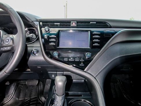 Used 2018 Toyota Camry SE w/ Moonroof Package image 29